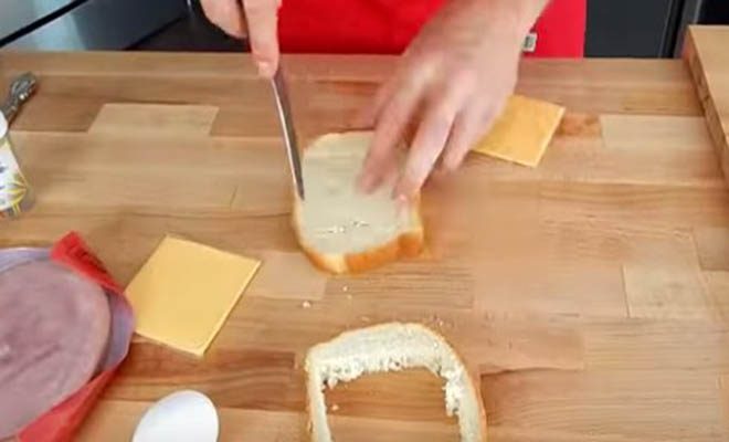 Κόβει το ψωμί του τοστ σε τετραγωνάκια – Μόλις δεις γιατί, θα τρέξεις στην κουζίνα να κάνεις το ίδιο [Βίντεο]