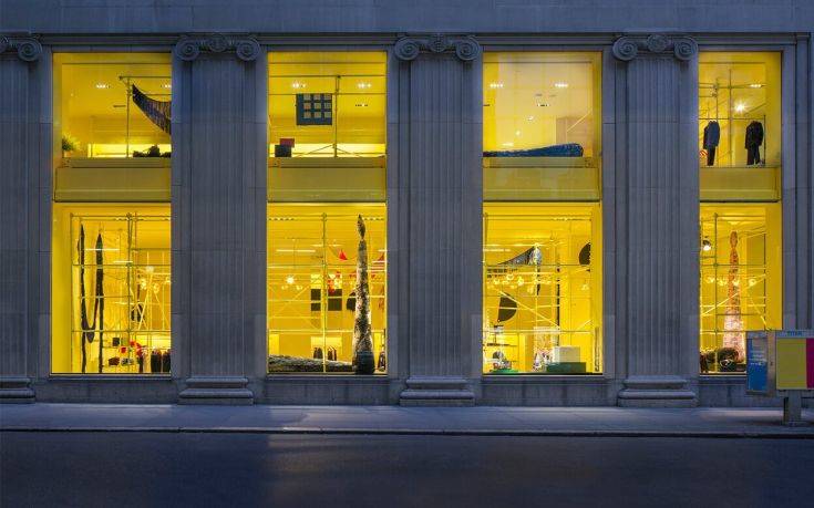 Κατεβάζει ρολά το εντυπωσιακό κατάστημα του Calvin Klein στη Νέα Υόρκη