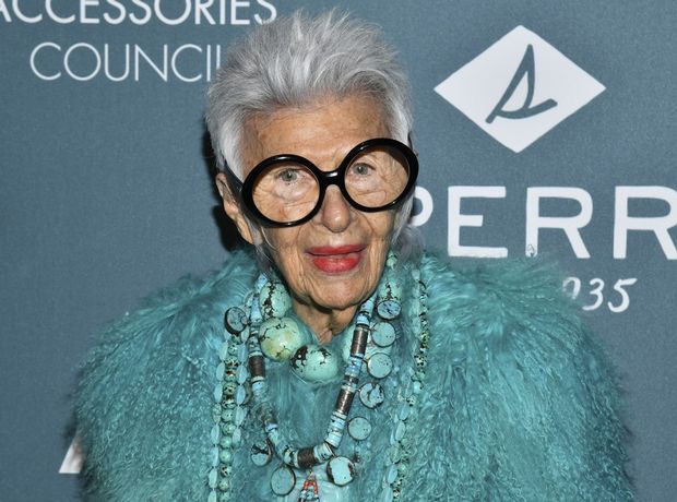 Η Iris Apfel στα 97 της χρόνια υπογράφει το πρώτο της συμβόλαιο ως μοντέλο