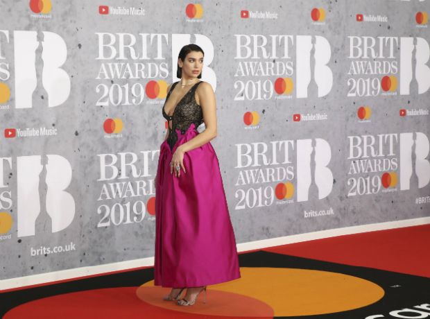 Brit Awards 2019: Οι εμφανίσεις στο κόκκινο χαλί που μας τράβηξαν την προσοχή