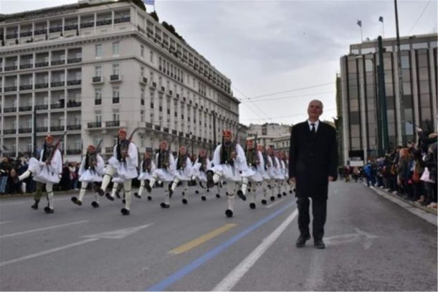 Παρέλαση της Προεδρικής Φρουράς για τον εύζωνα Σπύρο Θωμά – Μαζί τους και ο πατέρας του άτυχου νέου [βίντεο]