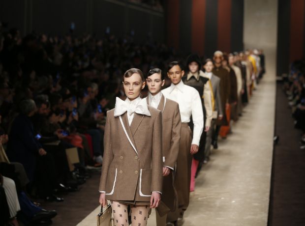 Milan Fashion Week: Το τελευταίο show του Karl Lagerfeld για τη Fendi