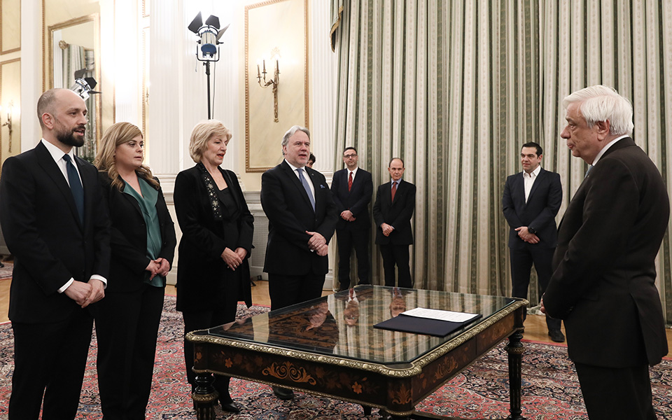 Ορκίστηκαν οι έξι νέοι υπουργοί της κυβέρνησης