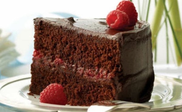 Κέικ σοκολάτας με γέμιση βατόμουρου