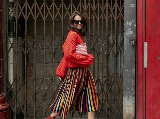Styling 101: Ο νέος τρόπος που φοράνε οι fashionistas το πουλόβερ, θυμίζει κάτι από τα "παλιά"