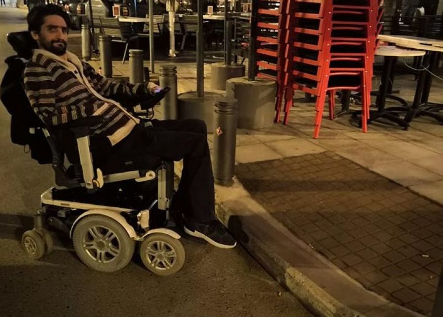 Ντροπή: Αυτή είναι ράμπα για άτομα με αναπηρία στο κέντρο της Θεσσαλονίκης (εικόνα)