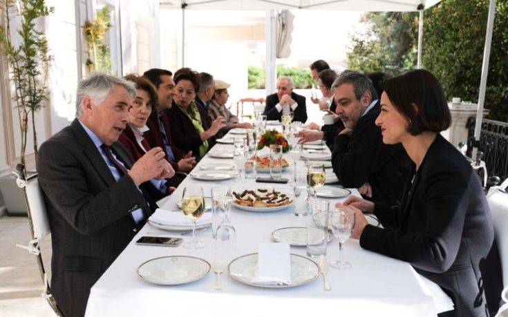 Στη βεράντα του Μαξίμου η συνάντηση Τσίπρα με υποψήφιους ευρωβουλευτές του ΣΥΡΙΖΑ