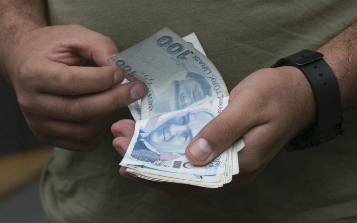 Ο μυστηριώδης «ευεργέτης» της Τουρκίας που μοιράζει λεφτά σε οικογένειες