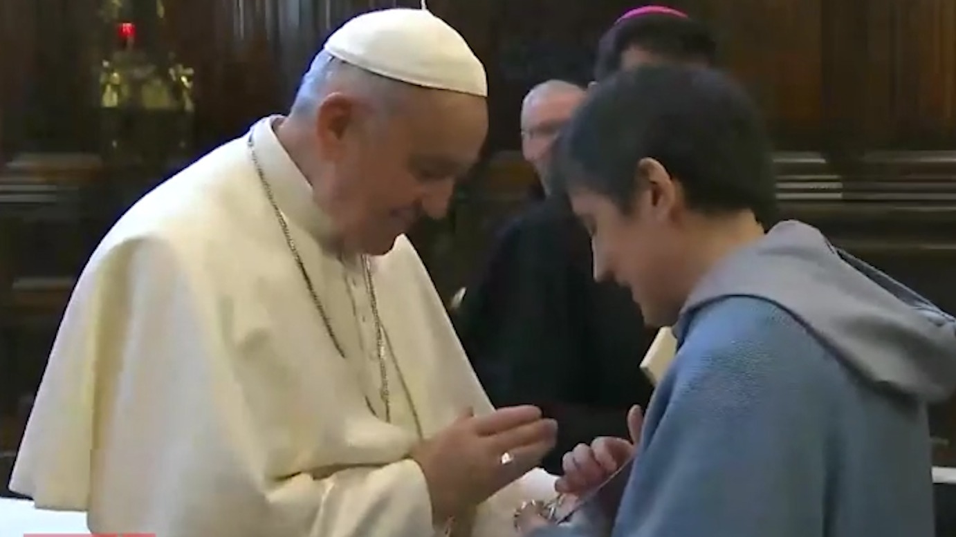 Η άβολη στιγμή που ο Πάπας Φραγκίσκος αρνείται πεισματικά να του φιλήσουν το χέρι [βίντεο]