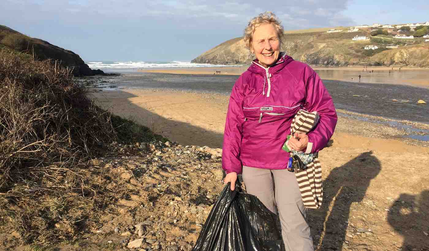 70χρονη καθάρισε ολομόναχη μέσα σε ένα χρόνο 54 ακτές (εικόνες)