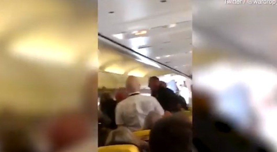 Επιβάτες πιάστηκαν στα χέρια μέσα στο αεροπλάνο για μια γυναίκα που δε φορούσε παπούτσια [βίντεο]