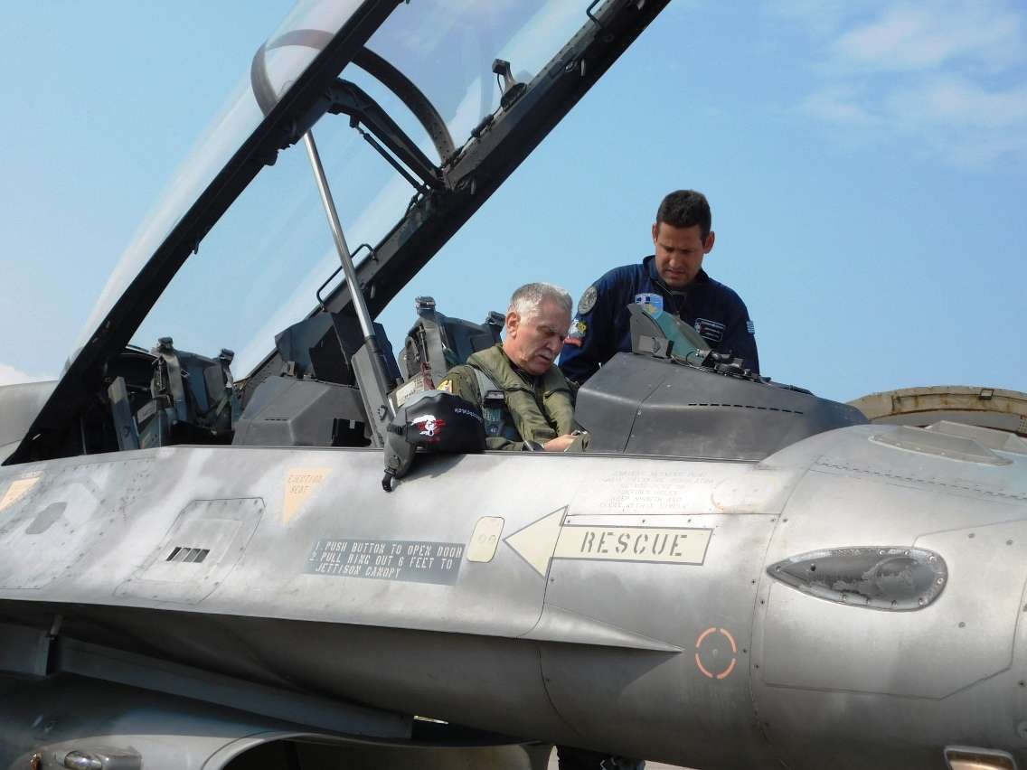 Ο Αρχηγός ΓΕΕΘΑ πέταξε με F-16 στη Λήμνο [φωτο]