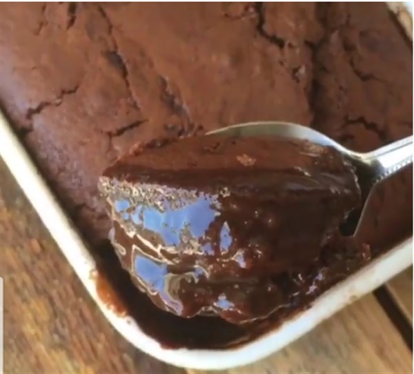 Ζουμερό σοκολατένιο κέικ με ρευστή σοκολάτα