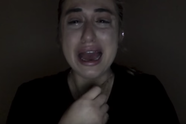 Influencer κλαίει με μαύρο δάκρυ γιατί της διέγραψαν το Instagram και πρέπει να βρει κανονική δουλειά (βίντεο)