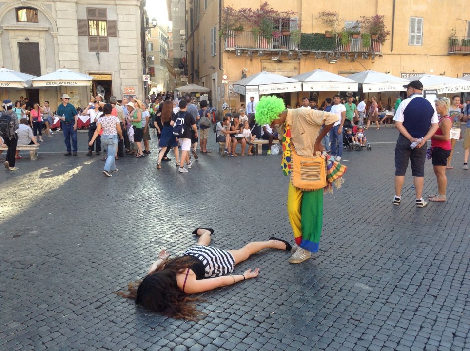 Instagrammer βγάζει φωτογραφίες ως νεκρή σε τουριστικά σημεία [φωτο]