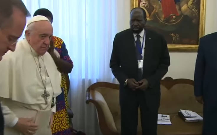 Ο Πάπας Φραγκίσκος σκύβει να φιλήσει τα πόδια αντίπαλων Αφρικανών ηγετών