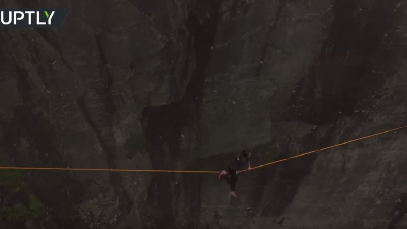 Ακροβάτης έχασε την ισορροπία του σε ύψος 1.000 μέτρων [βίντεο]