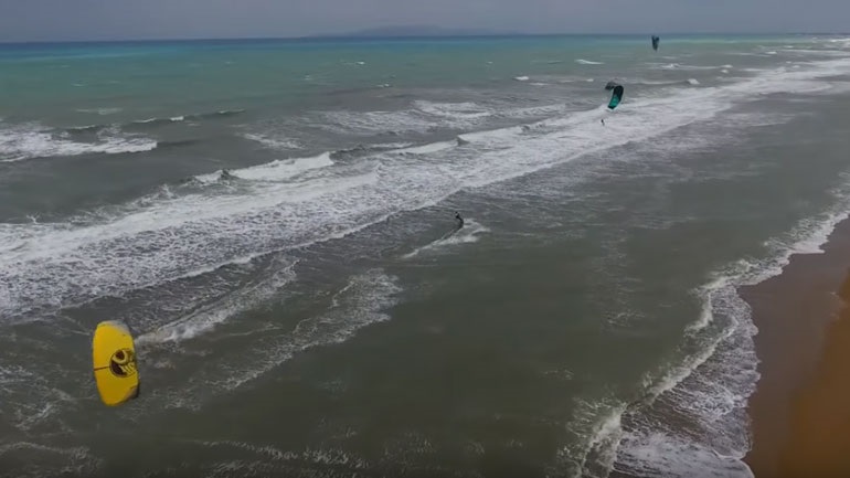 Κρήτη: Κάνουν kitesurf δαμάζοντας τα κύματα και τα πολλά μποφόρ [βίντεο]