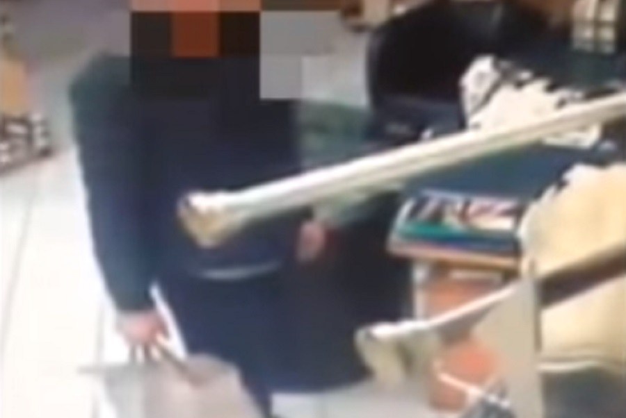 Ηράκλειο: Κάμερες ασφαλείας κατέγραψαν την κλοπή κινητού από κατάστημα (βίντεο)