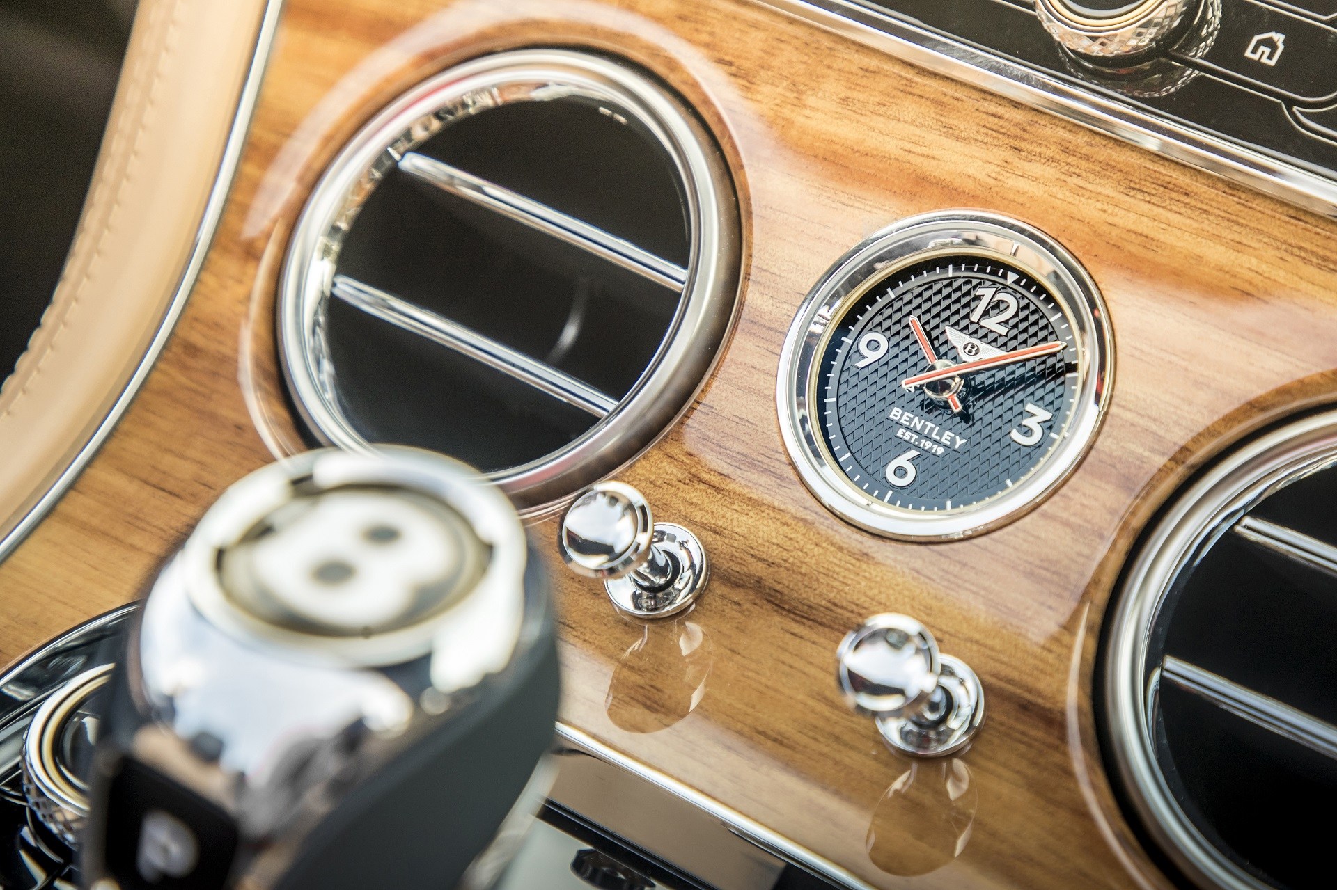Χορηγός στο Spetses Classic Yacht Regatta 2019 γίνεται η Bentley-Φέτος συμπληρώνει έναν αιώνα ζωής 
