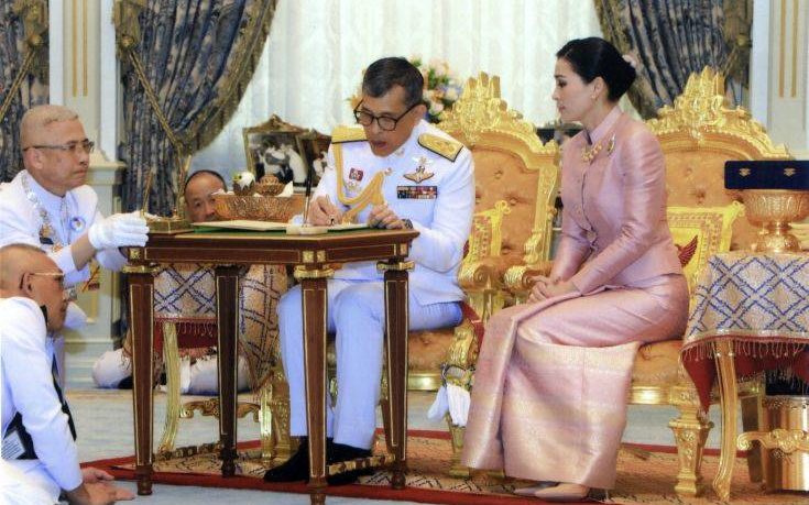 Ταϊλάνδη: Ο βασιλιάς παντρεύτηκε την στρατηγό Σουτίντα