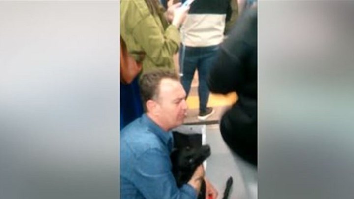 Οδηγός του ΗΣΑΠ δεν επέτρεπε σκύλο σε βαγόνι – Τον αποδοκίμασαν οι επιβάτες (βίντεο)