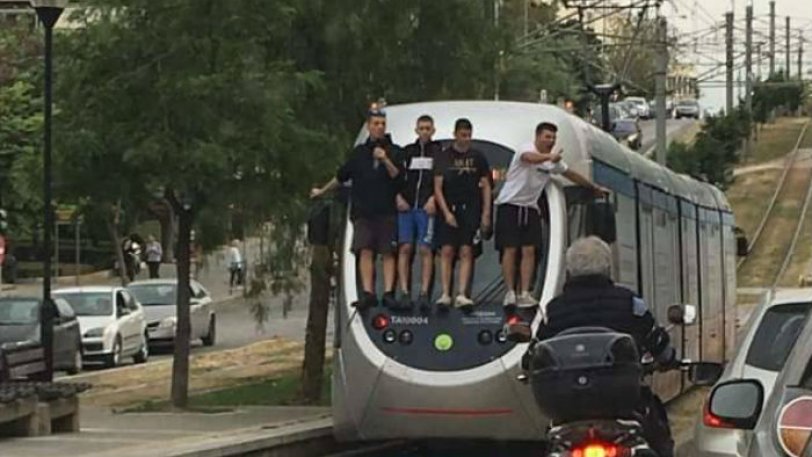 Νέα Σμύρνη: Μαθητές σκαρφάλωσαν στο πίσω μέρος εν κινήσει τραμ (εικόνα)