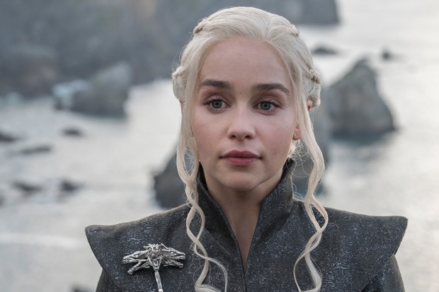 Game Of Thrones: Η Emilia Clarke δίνει τη δική της απάντηση για τον ξεχασμένο καφέ