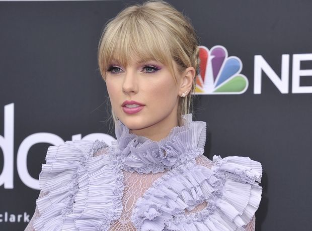 Billboard Music Awards: Ένα αδιάφορο κόκκινο χαλί και μία Taylor Swift να προσπαθεί να το σώσει