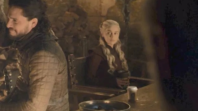 Game of Thrones: Απάντηση – έπος από την παραγωγή για τον ξεχασμένο καφέ από τα Starbucks
