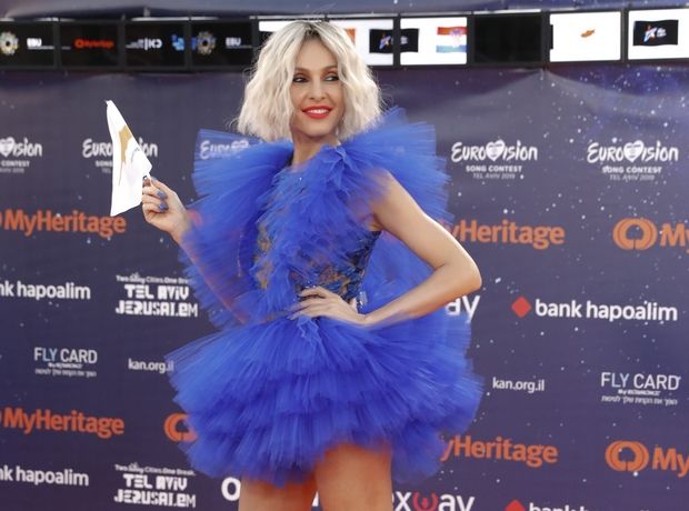 H avant-garde εμφάνιση της Τάμτα στο πορτοκαλί χαλί της Eurovision