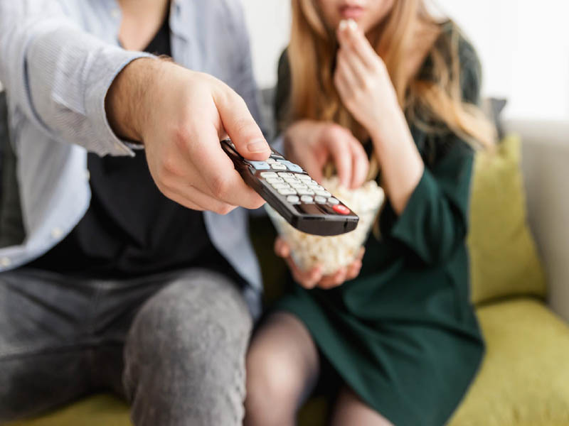Η… μάχη του τηλεκοντρόλ: Η γυναίκα ή ο άντρας επιλέγει τι θα δουν στην τηλεόραση;
