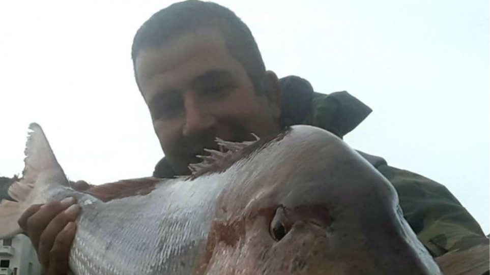 Ψαράς από τη Χίο έσπασε όλα τα ρεκόρ: Ψάρεψε συναγρίδα 15,5 κιλών (εικόνα)