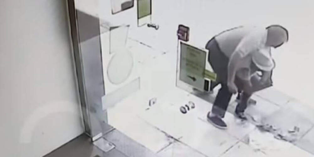 Πελάτης ακινητοποίησε ληστή στο Γαλάτσι – Τον αφόπλισε και τον παρέδωσε στις Αρχές (βίντεο)