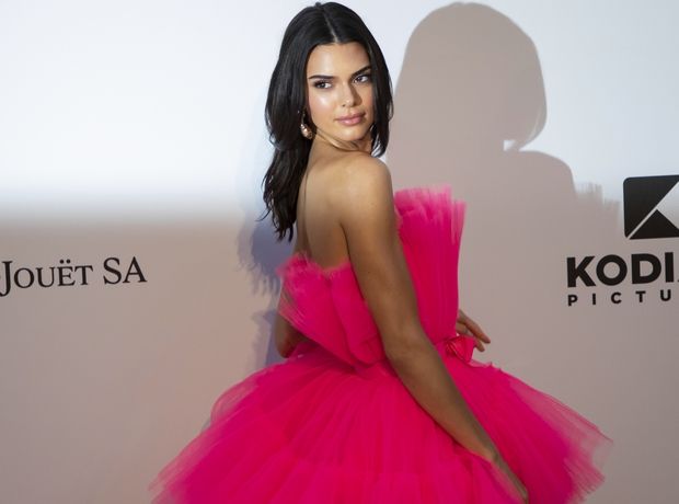 Το κατακόκκινο look της Kendall Jenner και 7 items για τις πιο ενδιαφέρουσες καλοκαιρινές εμφανίσεις