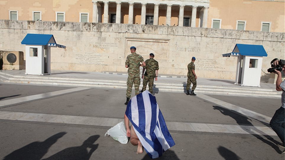 Athens Pride 2019: Σάλος με άνδρα που παρέλασε γuμνός, μόνο με την ελληνική σημαία (εικόνες)