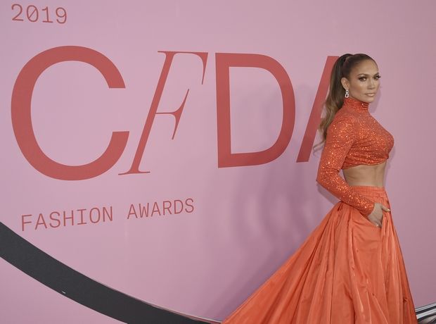 CFDA Awards: Η Jennifer Lopez (πάλι) με crop top και η Gigi Hadid με την πιο αναβαθμισμένη εκδοχή του ανδρόγυνου στιλ