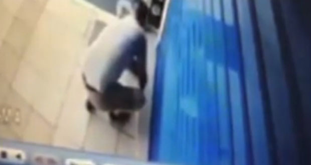 Κλέφτης επέστρεψε τα κλοπιμαία όταν ο μαγαζάτορας του έστειλε στο Facebook το βίντεο από τις κάμερες