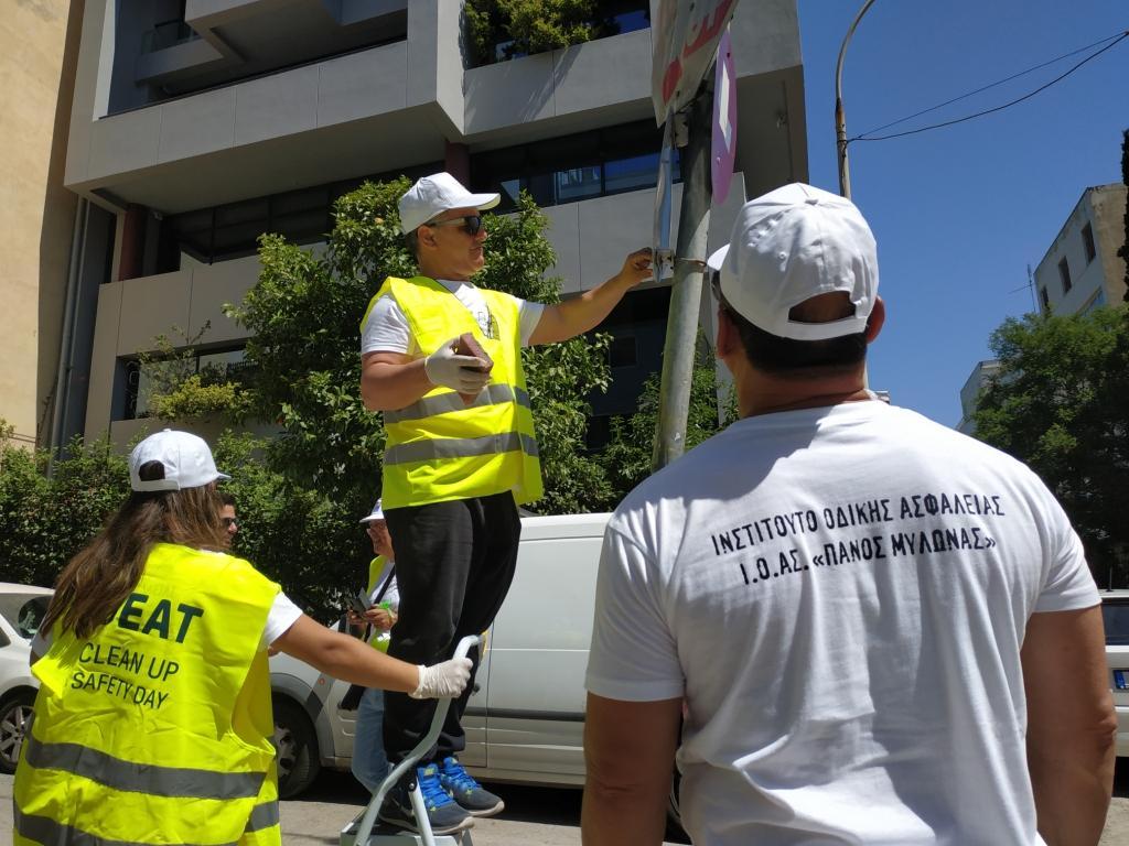 Τι τους φταίνε οι πινακίδες …Επιχείρηση Clean Up – Safety Day στο Δήμο Αθηναίων