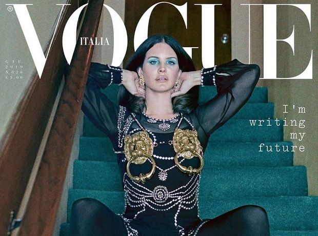 Η Lana Del Rey στο εξώφυλλο της Vogue Italia όπως δεν την έχεις ξαναδεί. Το απόλυτο girl crush