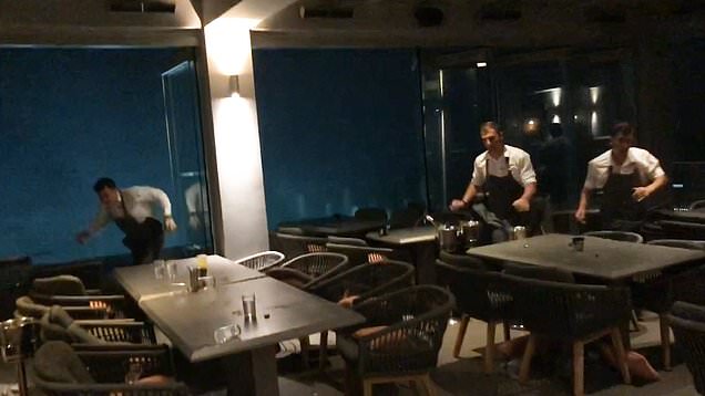 Θεομηνία στη Χαλκιδική: Βίντεο-ντοκουμέντο από εστιατόριο – Φώναζαν σε υπάλληλο να μπει μέσα για να σωθεί