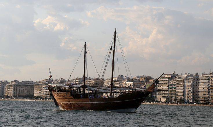 «Έδεσε» στη Θεσσαλονίκη το ξύλινο σκάφος του Κατάρ που προωθεί το Μουντιάλ του 2022