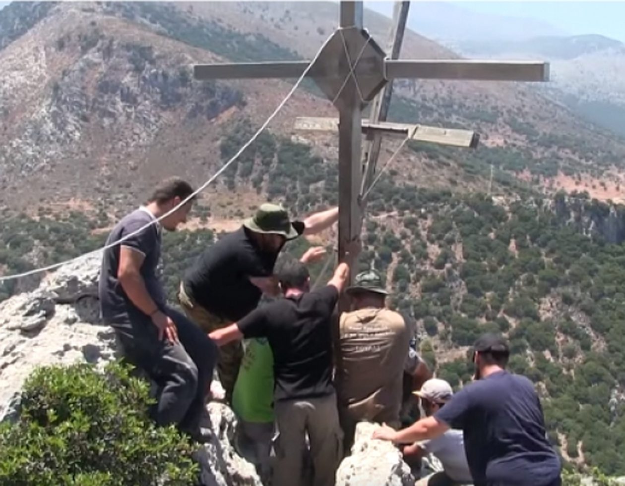 Κρητικοί ανέβασαν με τα χέρια σταυρό 100 κιλών στην κορυφή του βουνού [φωτο+βίντεο]