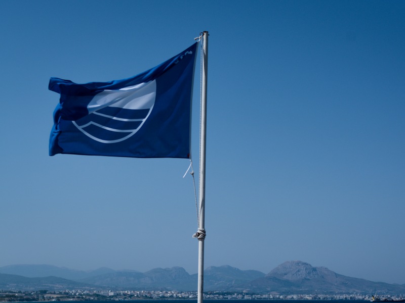 Οι 17 ελληνικές ακτές έχασαν τη γαλάζια σημαία