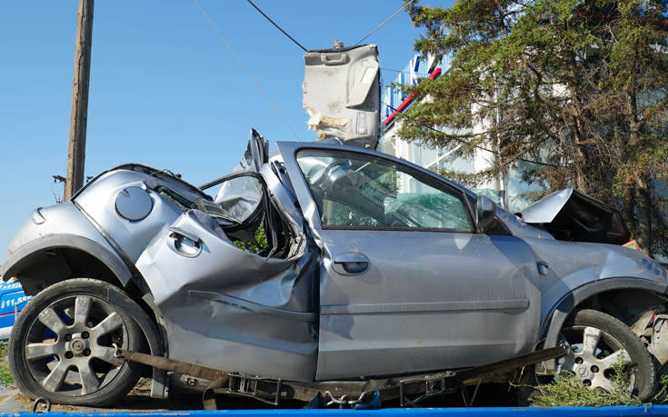 Διαλυμένο το αυτοκίνητο από το δυστύχημα με τους δύο νεκρούς στη Λάρισα
