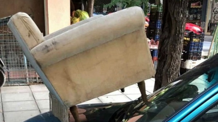 Θεσσαλονίκη: Πάρκαρε παράνομα και του έβαλαν μία πολυθρόνα στο καπό (εικόνα)