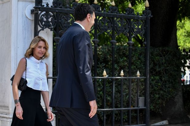 Το twist στο ασπρόμαυρο σύνολο της Τζένης Μπαλατσινού για την εμφάνισή της στο Προεδρικό Μέγαρο