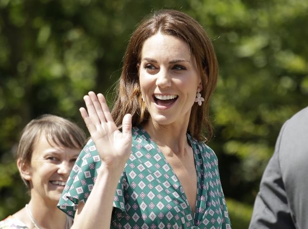 Το κομψό φόρεμα της Kate Middleton και τα σκουλαρίκια φόρος τιμής στην Πριγκίπισσα Diana