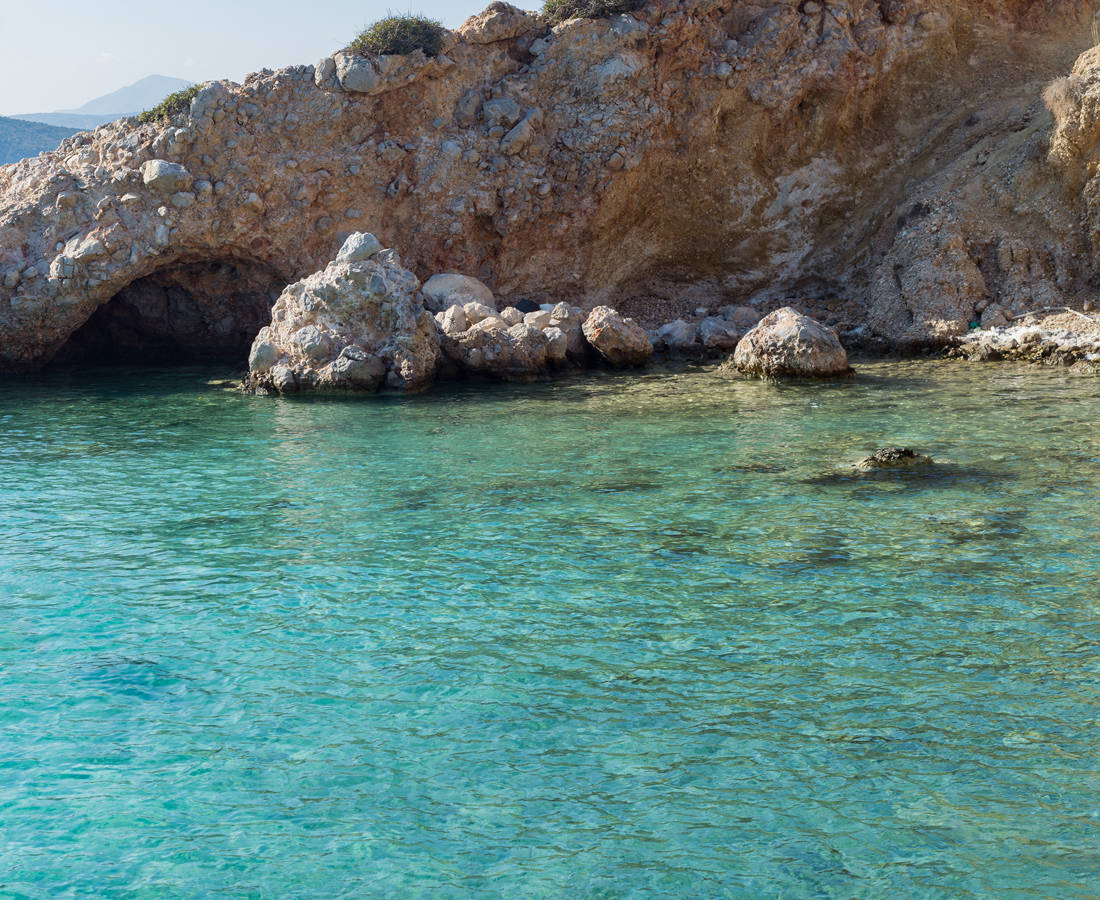 Εντυπωσιακές παραλίες στην Ελλάδα που προσεγγίζονται μόνο από τη θάλασσα