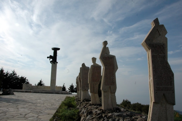Ηράκλειο: Γερμανοί τουρίστες προσπάθησαν να ουρήσουν στο μνημείο του Ολοκαυτώματος της Βιάννου